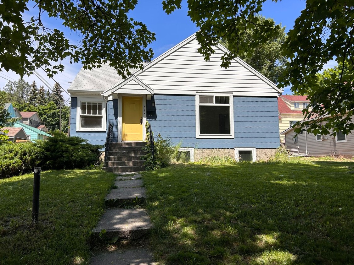 Foto principal - 4 Bedroom Home Close to U of I Campus