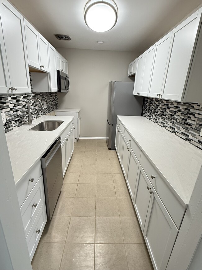 Building Photo - 3930-10305 Pender Dr