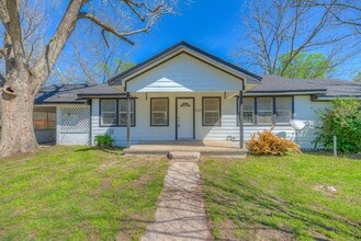 Building Photo - 615 E 1st St