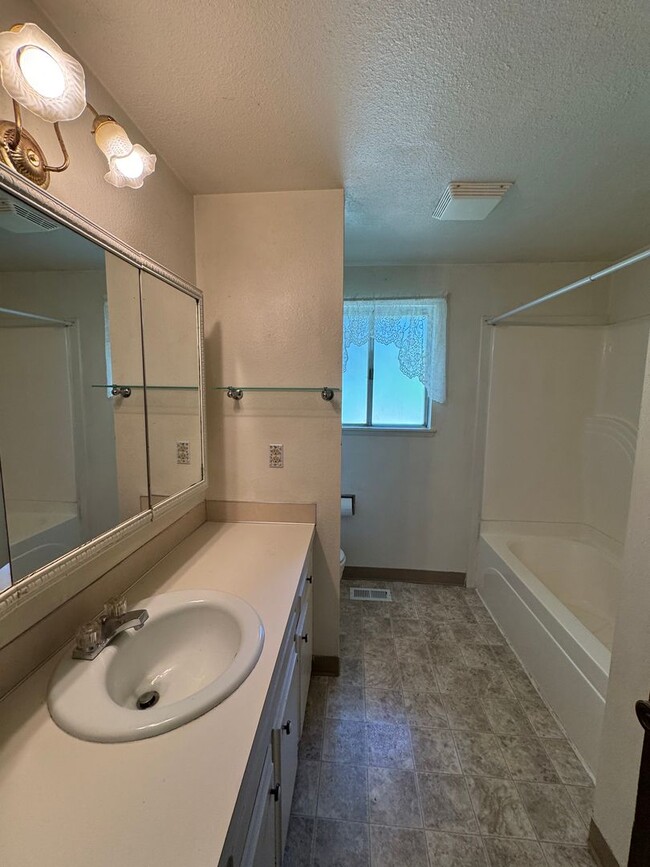 Building Photo - Myrtle Creek 3 bedroom home with garage