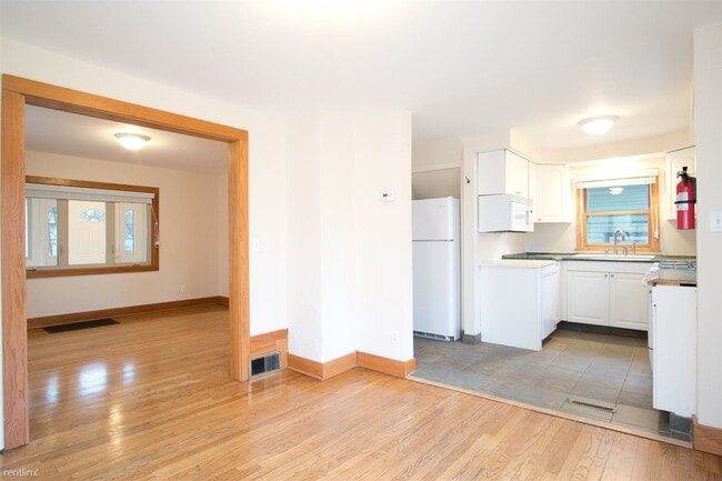 Foto del edificio - 4 br, 1 bath Duplex - 137 Division Street