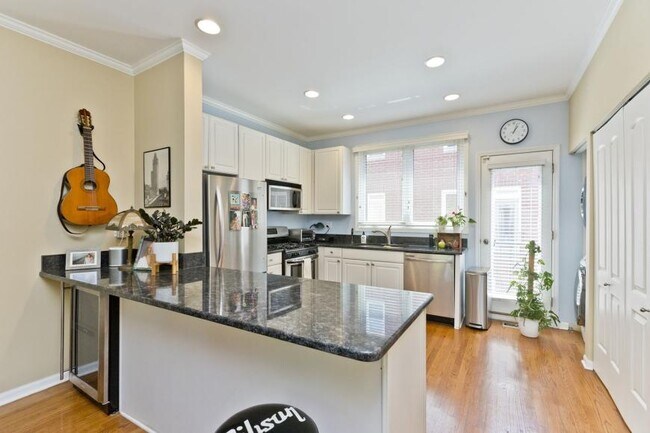 Foto del edificio - 3 bedroom in Chicago IL 60657