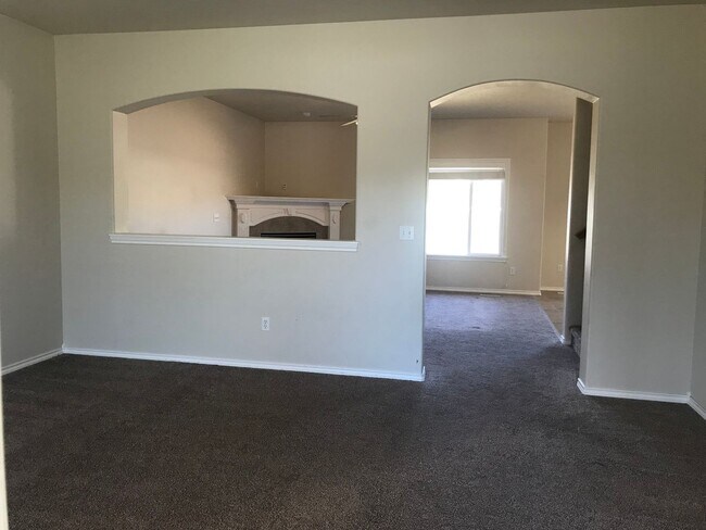 Foto del edificio - Meridian Charmer with 3 Car Garage, & Huge Backyard!