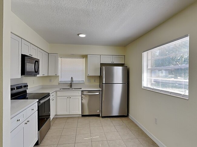 Building Photo - 465 Oak Dr