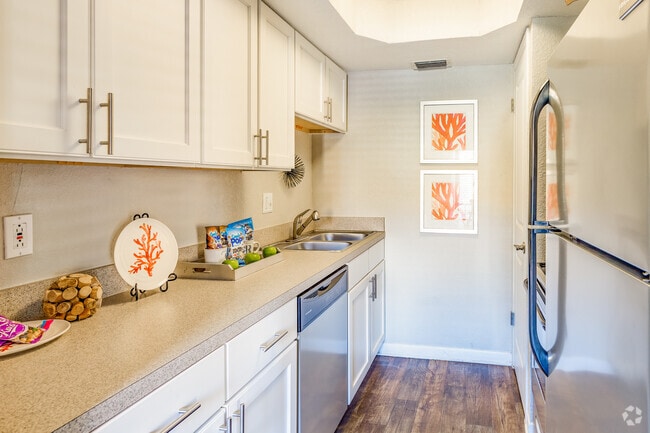 1 BR, 1 BA - 702 SF - St. Charles Row