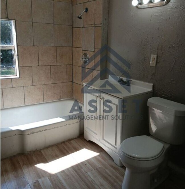 Foto del edificio - 1323 S Blackwelder Ave