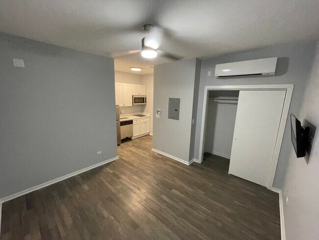 Foto del edificio - Brand New Studio 2 Blocks from Edgewater B...