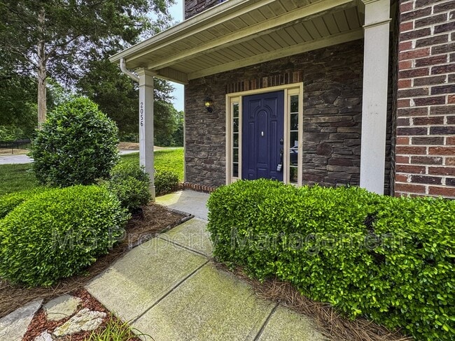 Building Photo - 2056 Oxford Heights
