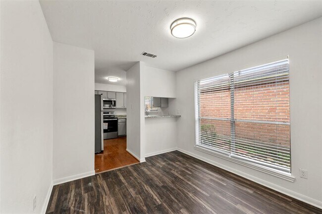 Foto del edificio - 7814 Greenedge Dr