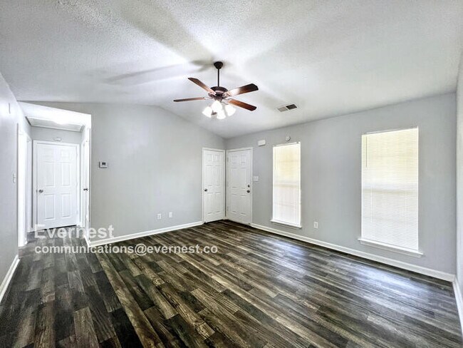 Building Photo - Charming 3-Bedroom Home with Comfortable L...