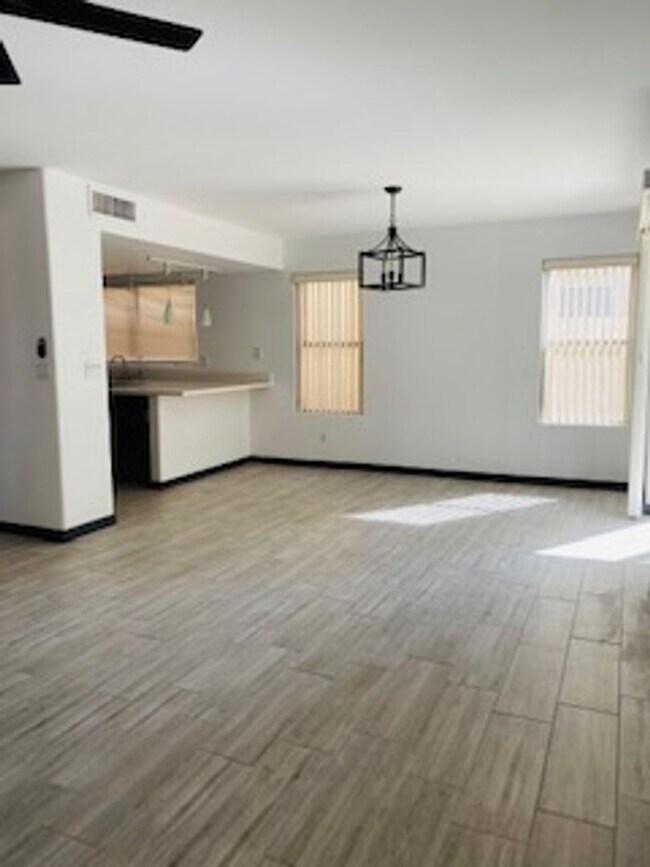 Building Photo - Large 4 Bedroom, 2.5 Bath