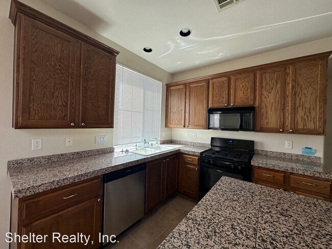 Foto del edificio - 3 br, 3 bath House - 6051 Shining Light Av...