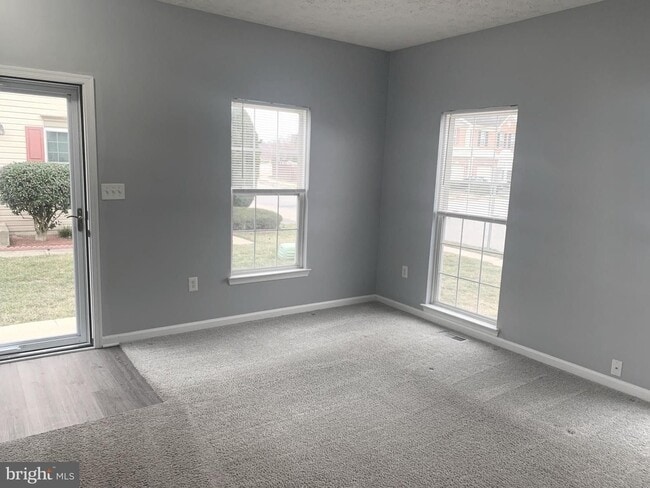 Foto del edificio - Beautiful 3bd 2/2bth duplex with attached ...
