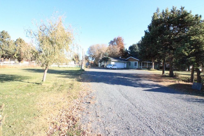 Building Photo - Homestead in Bend