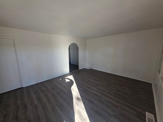 Building Photo - 1735 Parklane Dr