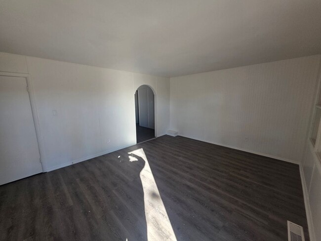 Foto del edificio - 1735 Parklane Dr