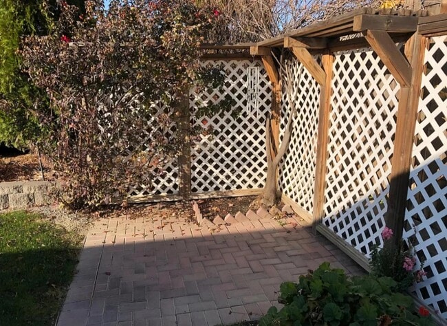 Building Photo - 212 SW Malibu Dr