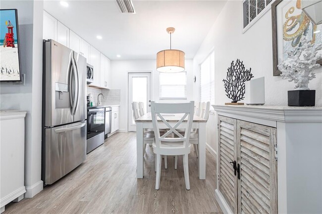 Building Photo - 6020 Midnight Pass Rd