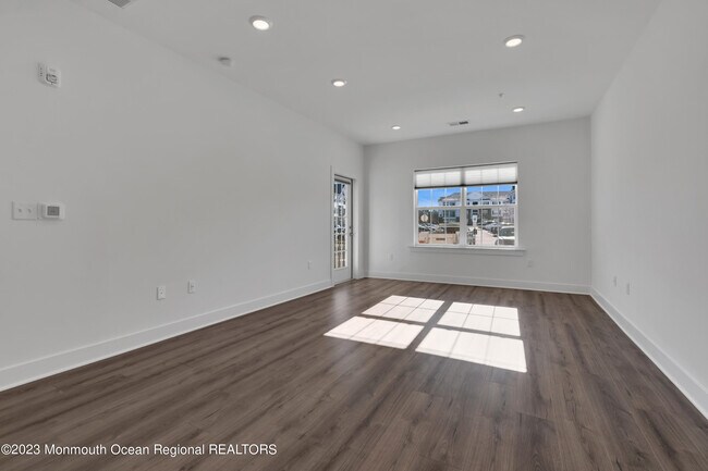 Building Photo - 923 Vanderbergh Blvd