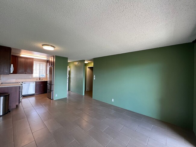 Building Photo - 2br/2ba Townhouse with 1 parking space Wat...