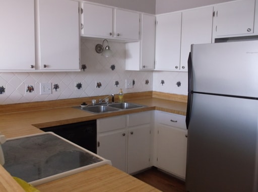 Building Photo - 3 BEDROOM, 1.5 BATHROOM TOWNHOUSE, 2 CAR D...