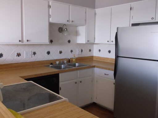 Foto del edificio - 3 BEDROOM, 1.5 BATHROOM TOWNHOUSE, 2 CAR D...