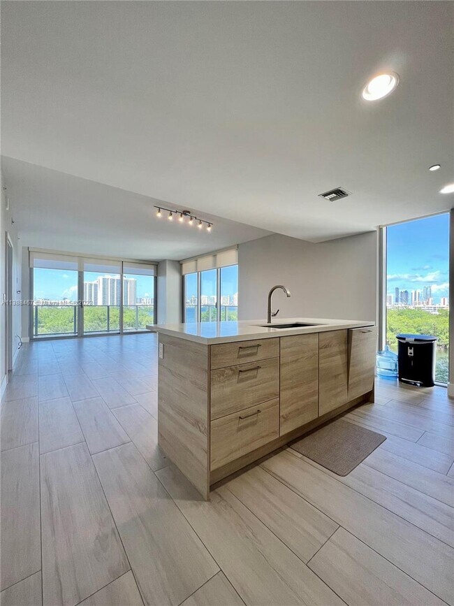 Foto del edificio - 16385 Biscayne Blvd
