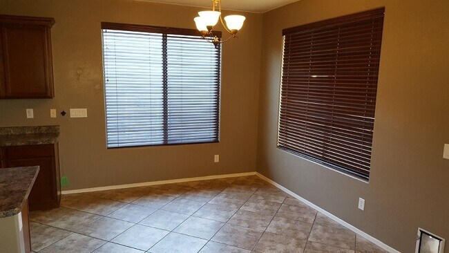 Foto del edificio - 5 bedroom 2.5 bath home with a pool in Sur...