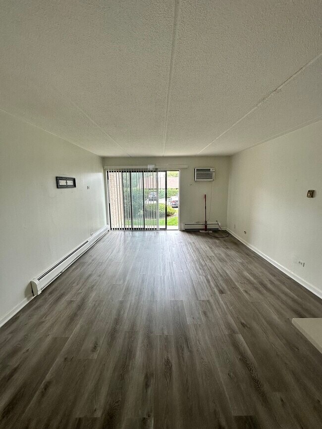 Foto del edificio - 300 W Fullerton Ave
