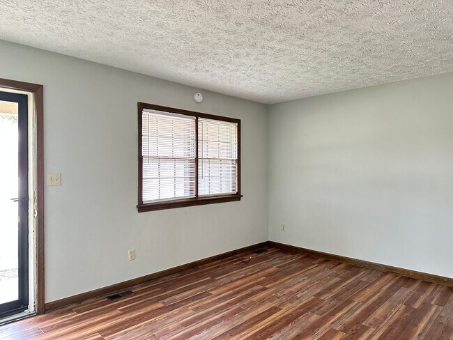 Foto del edificio - COMING SOON! Lovely 3 BR House in Tates Creek! Garage, Fenced Backyard, Pets Ok