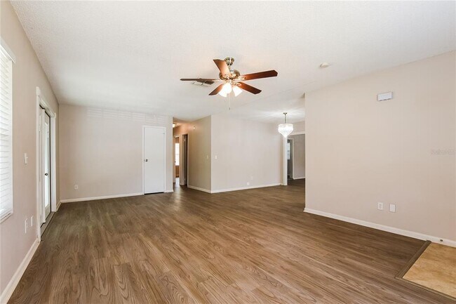 Building Photo - 705 Woodlawn Dr