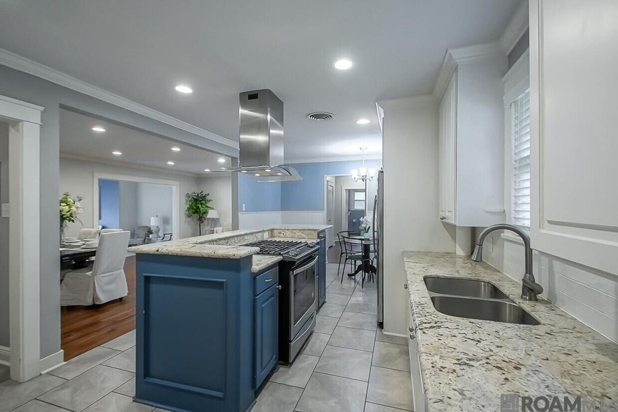 Foto principal - Mid-City Luxury Rental – 4 Bed / 3 Bath