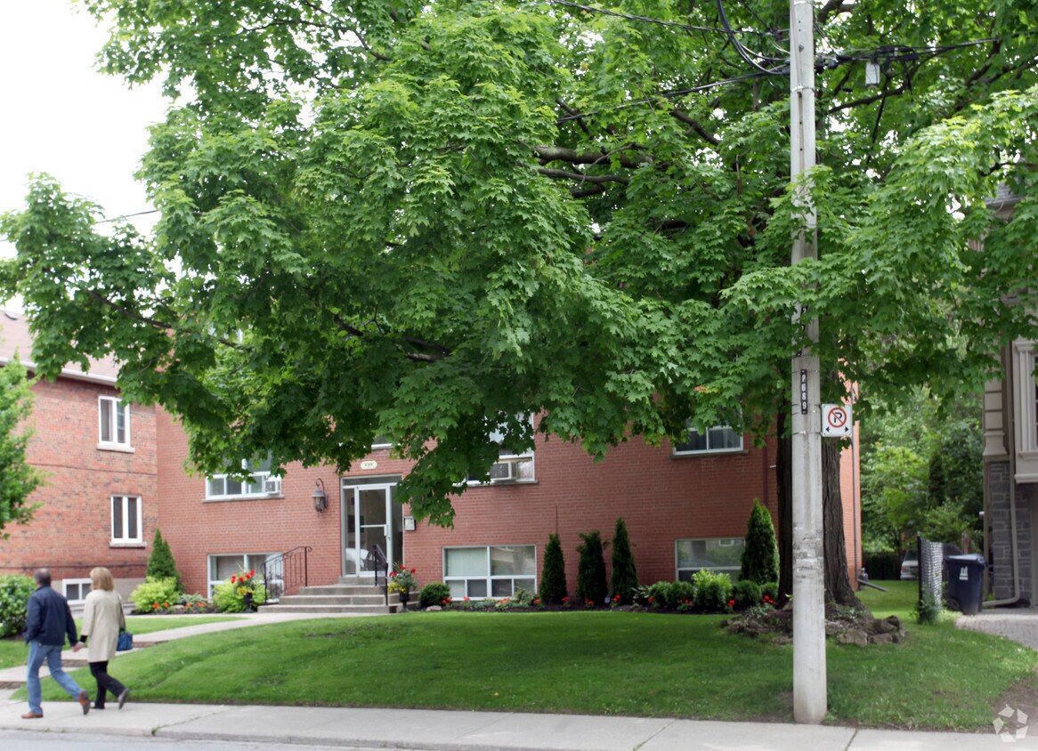 Building Photo - 699 Balliol St