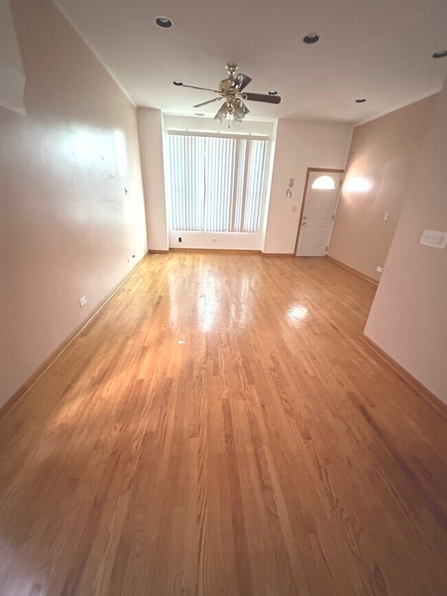 Foto del edificio - 3944 W Division St