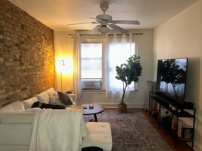 Building Photo - 915 W George St