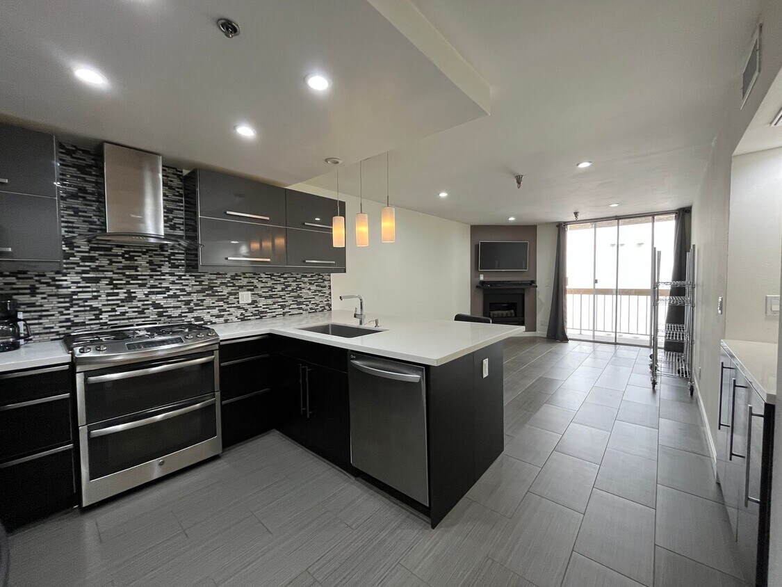 Foto principal - NoHo Arts 1+1, upgraded condo w/gym, pool ...