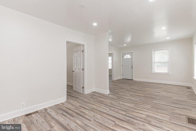 Building Photo - 4415 Jay St NE