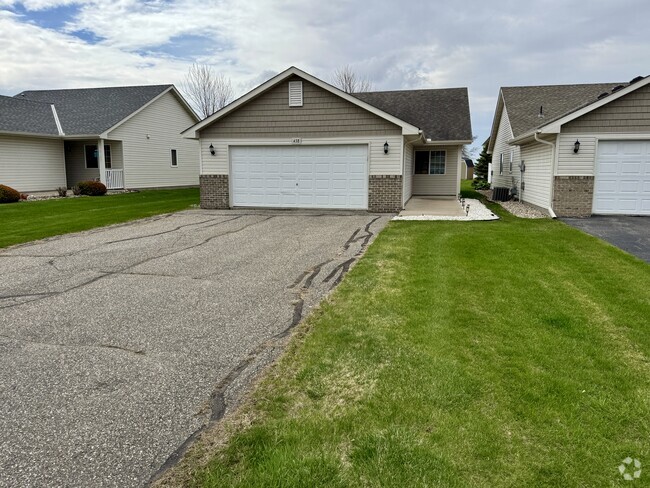 Building Photo - 438 Lake Trl