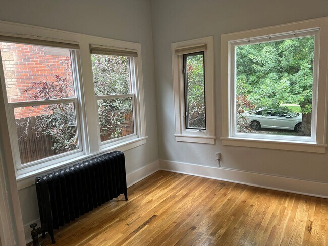 Foto del edificio - Uptown condo available immediately