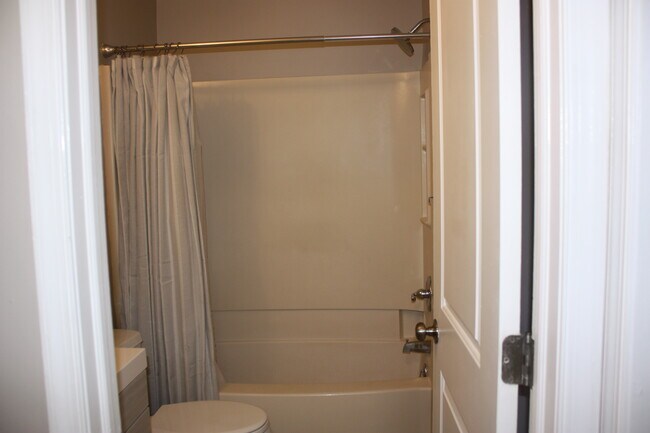 Bathroom Tub - 220 Park Ave