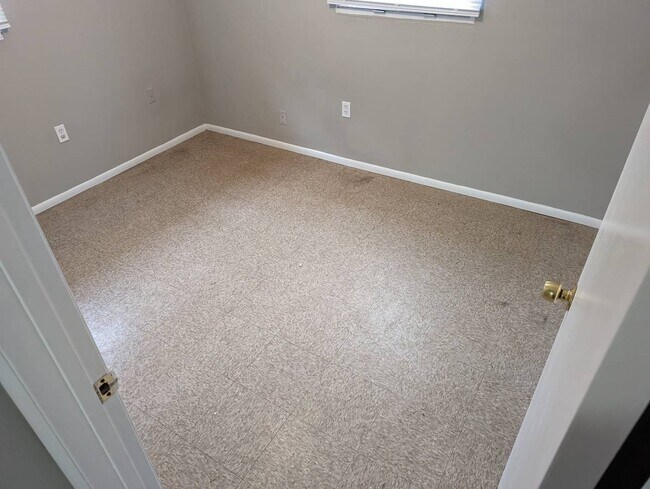 Building Photo - 795 Hillview Dr