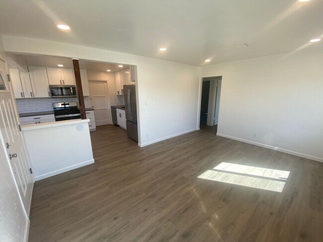 Foto del edificio - Completely Remodeled 2 Bed, 1 Bath with Garage and Large Yard!
