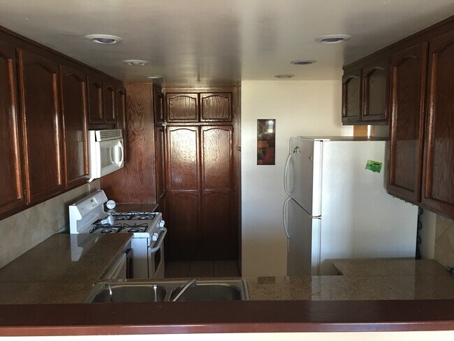 Foto del edificio - 2521 Artesia Blvd
