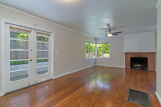 Foto del edificio - 6172 Moraga Ave - 2 bedroom | 1 bath | Sin...