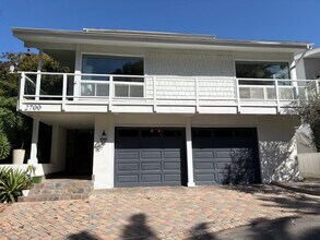 Building Photo - 2700 Bayside Dr