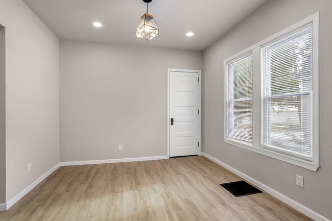 Building Photo - 3 Bedroom Fond Du Lac House