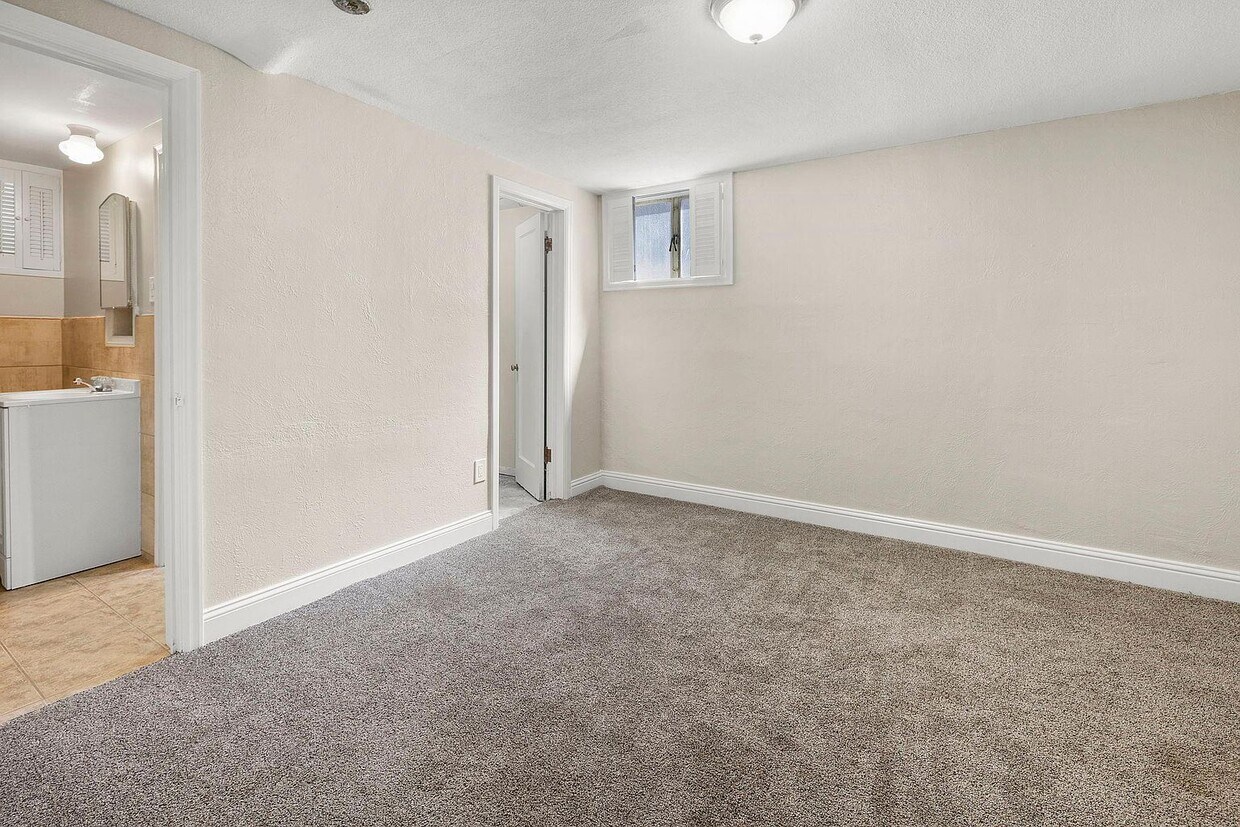 Building Photo - 600 W Main St