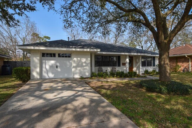 Building Photo - 2110 Hewitt Dr