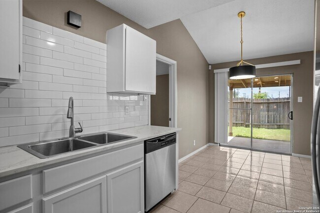 Building Photo - 5281 Meadow Rise St