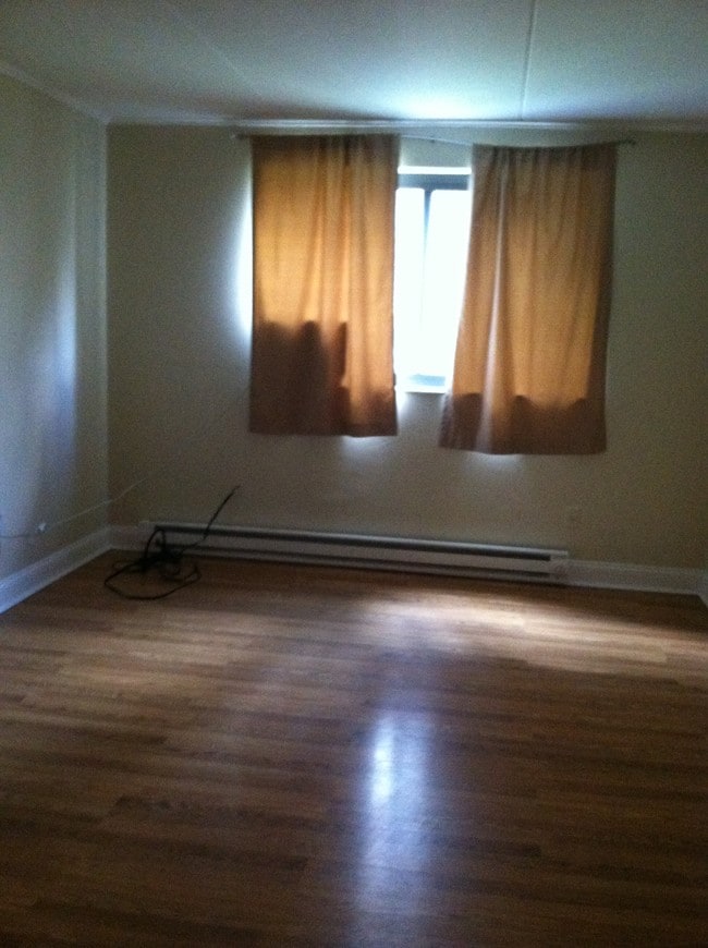 Building Photo - 205 Robinson St